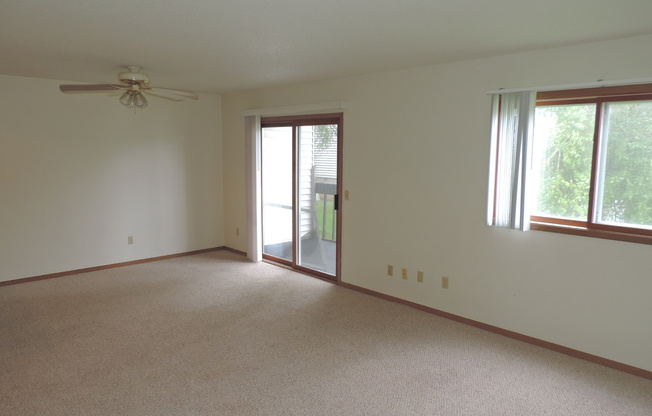 2 beds, 1 bath, 924 sqft, $1,100, Unit #01