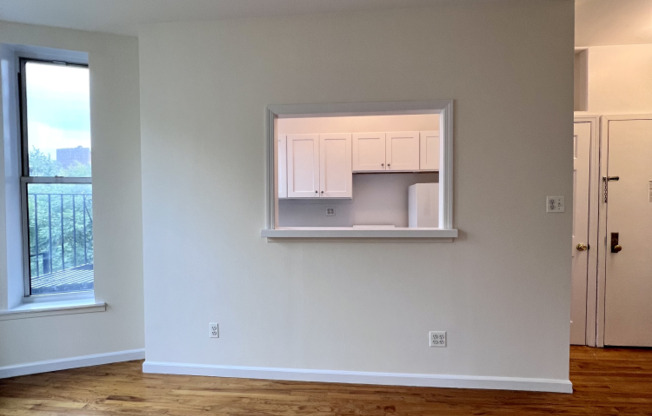 2 beds, 1 bath, $2,500, Unit 3D