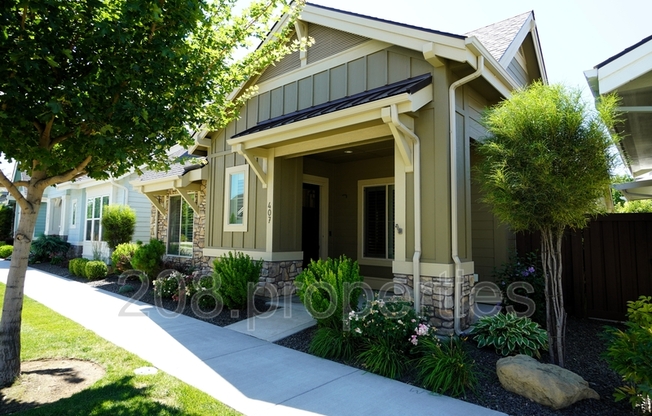 407 W PAVILLION LN