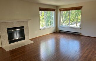 Lovely 2 Bedroom/2 Bath Condo in Bitter Lake Area!