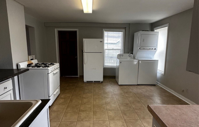 2 beds, 1 bath, $1,100