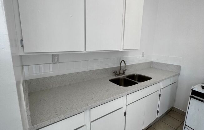 Studio, 1 bath, 400 sqft, $1,300