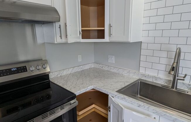 2 beds, 1 bath, 855 sqft, $1,049, Unit 3370-02