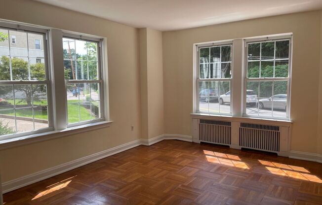 1 bed, 1 bath, 768 sqft, $1,385, Unit Royal York 112