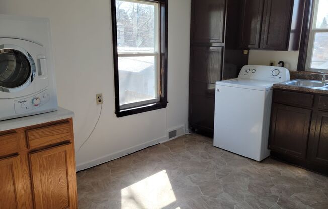 2 Bedroom 1 Bath Upper Level Duplex in Alexandria-Available Now