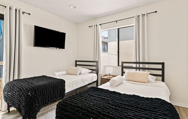 A fully furnished 5 bedroom, 2 bathroom apartment with common areas at 1823 Pelham Ave. Unit 8