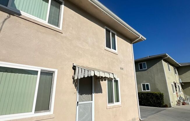 Mid-town Ventura:  Single story two bedroom, one bathroom apartment.