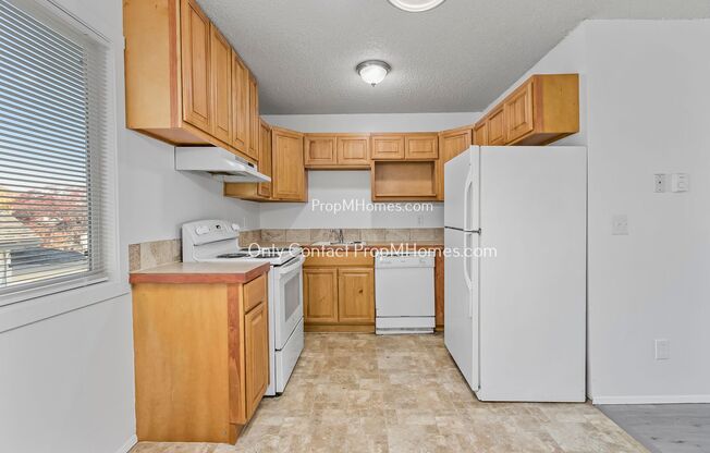 2 beds, 1 bath, $1,399, Unit 5504 SE Center Street  Unit D