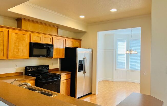 *Holiday Special: $500 OFF First Full Month's Rent!* Beautifully Updated Townhouse with New Carpet and Fresh Paint