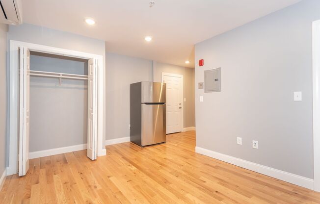 Studio, 1 bath, 300 sqft, $1,700, Unit 5