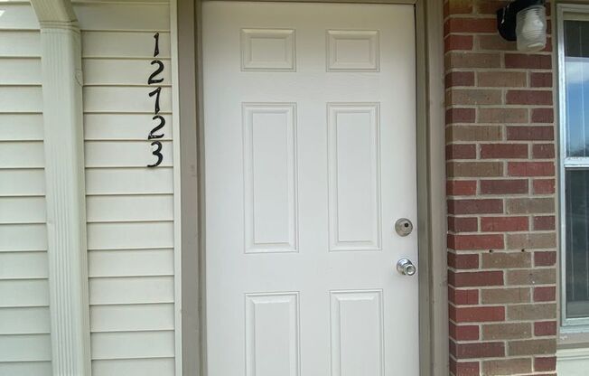 2 beds, 1 bath, 869 sqft, $1,139, Unit 12723T