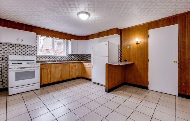 Available NOW- Charming 3 Bedroom Townhouse in the Heart of Mt. Oliver!