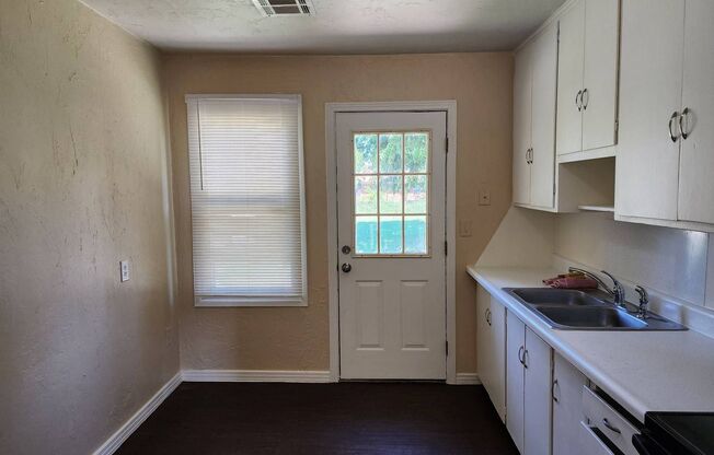 2 beds, 1 bath, $950