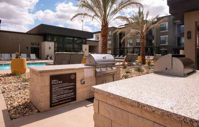 A modern building with a pool and a sign that says "GRILL GOLFICES".