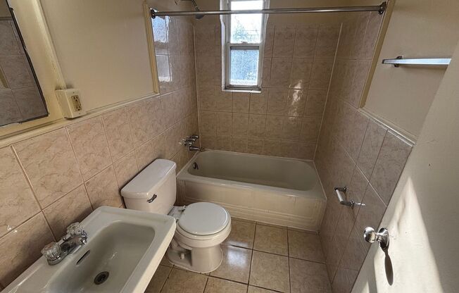 1 bed, 1 bath, $950, Unit C43