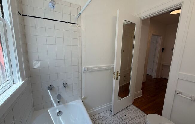 Studio, 1 bath, 320 sqft, $1,129, Unit 14