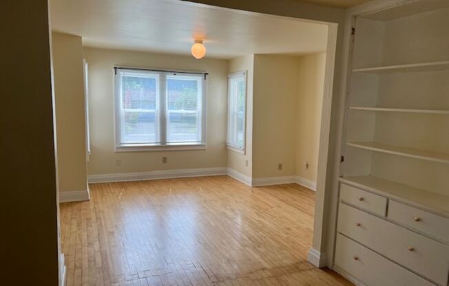 2 Bedroom / 1 1/2 bath in Lake neighborhood