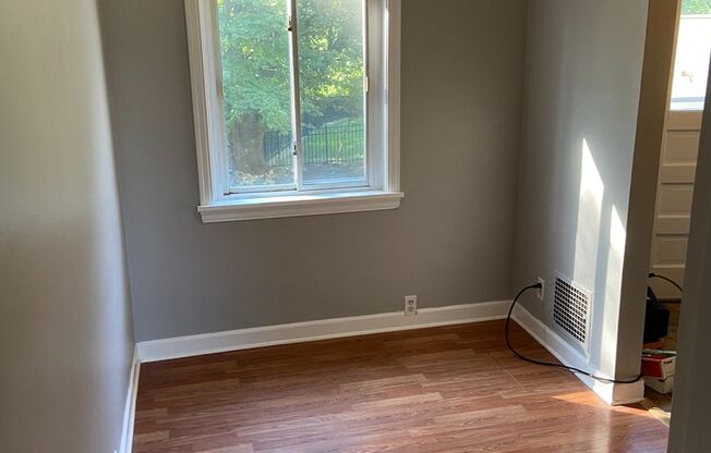 Cozy, Two Bed Available 7/15