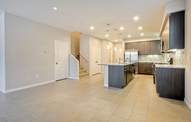 3 Br/2.5 Ba w Loft and 2 car attached garage - Trunorth