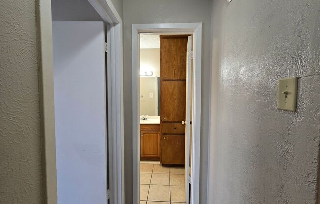 1 bed, 1 bath, $700, Unit 2214 Wheeler Ave - Unit B