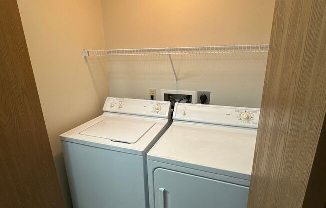 2 beds, 1 bath, $895, Unit 1012