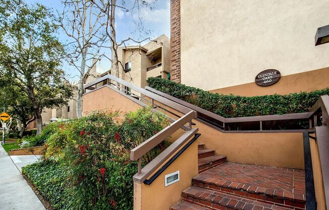 2 Bedroom/ 2 Bath Condo In The Heart of Glendale!