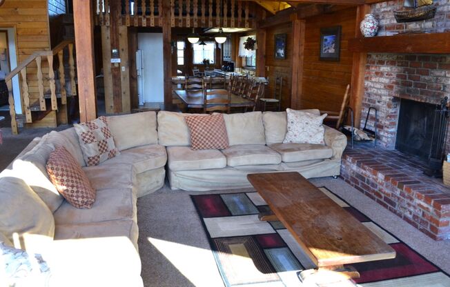 3BR + loft and 2Ba! w/private boat dock, hot tub and pool table this long term house will be Avail. 06/01/24