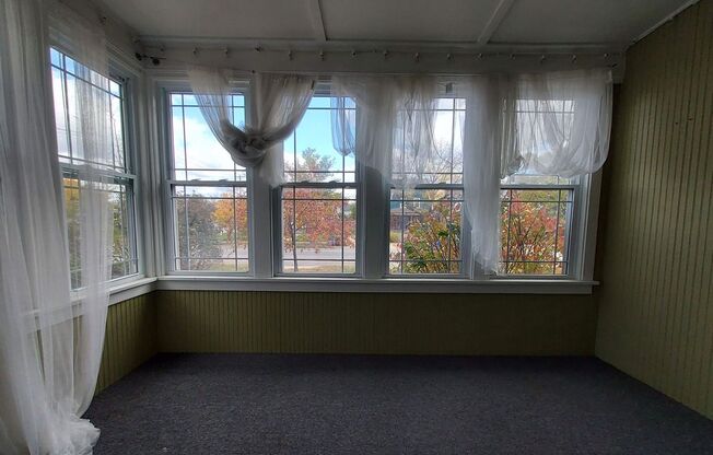 Large Mainfloor Duplex (1 Bed)