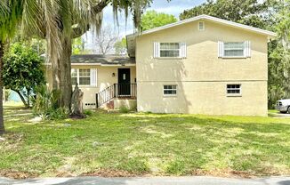Ultimate Family Retreat: 5-Bedroom Bi-Level Home with Expansive Yard, Close to Jacksonville University