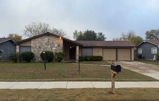 Lovely Single Story 3 Bedroom 2 Bath w/ easy access to Lackland AFB, Sea World, & Shopping