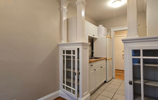 Short walk to Longwood! Steps to T! Large 1 bedroom w/Cute kitchen with eat-in alcove! (7/1)