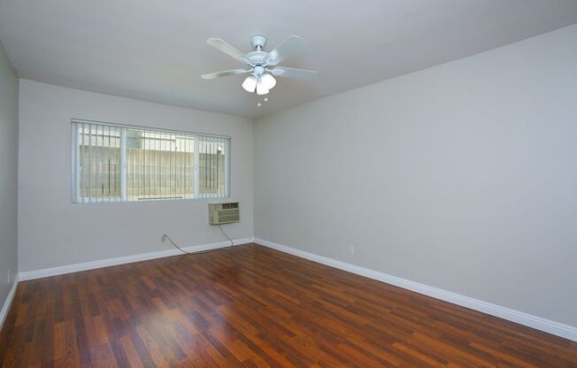 2 beds, 1 bath, 961 sqft, $2,100, Unit 13