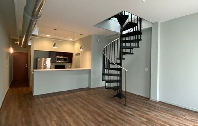 1 bed, 1.5 baths, 806 sqft, $1,350