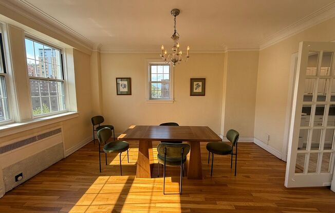 2 beds, 2 baths, 1,303 sqft, $3,000, Unit New King Edward  607