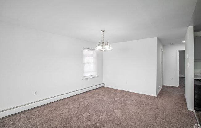 2 beds, 1 bath, 925 sqft, $1,419, Unit J01