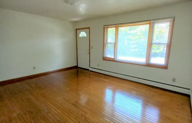 2 beds, 1 bath, 903 sqft, $1,290, Unit D-1