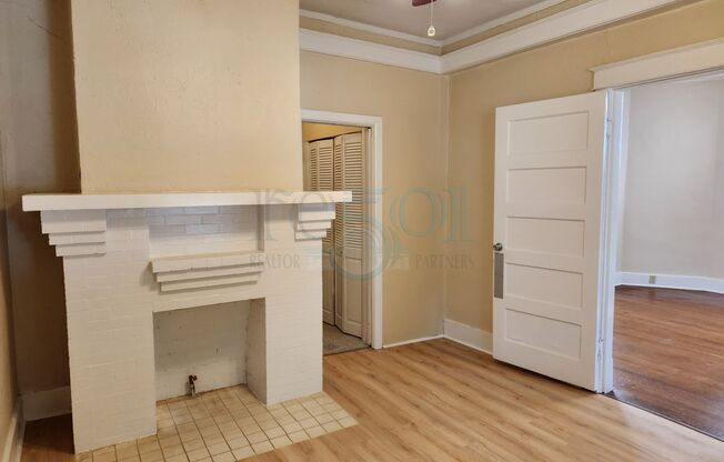 2 beds, 1 bath, $1,095, Unit Battery, 2219 S.