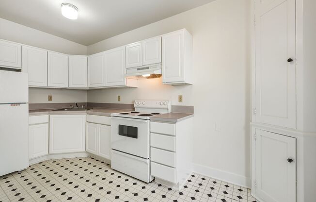 Studio, 1 bath, 425 sqft, $1,595, Unit 420
