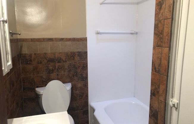 The Perfect 2 Bed / 1 Bath Townhouse 5 mins from Baltimore City in Morrell Park