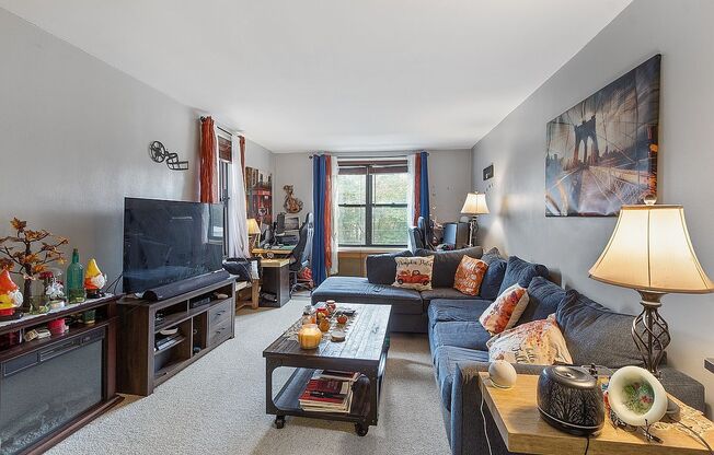 83 40 AUSTIN ST