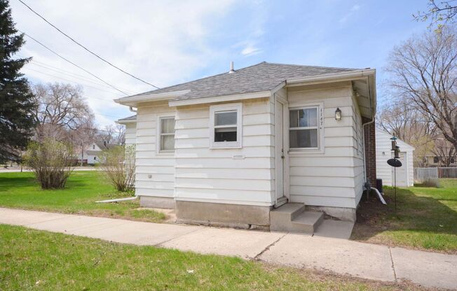 Cute 1br home with oversized lot
