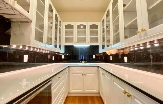 6 beds, 5.5 baths, $9,000