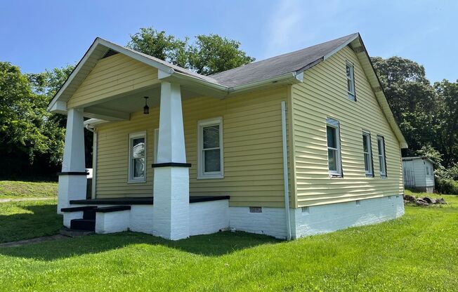 NEWLY RENOVATED 3 BED, 1.5 BATH WITH BONUS ROOM! LOCATED IN HIGH POINT!