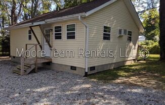 Cozy 2 Bed House with Deck & Yard