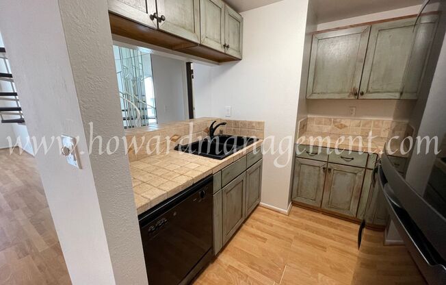 2 beds, 1 bath, $3,195