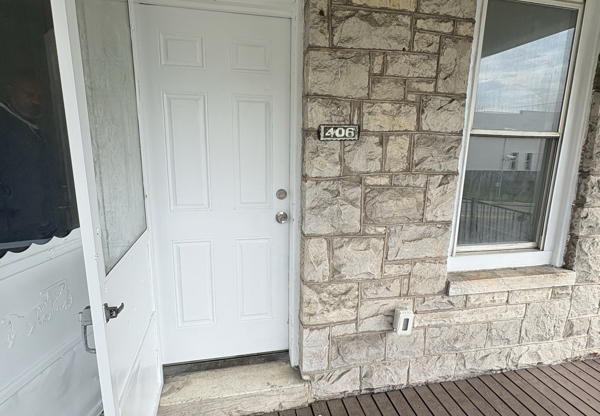 406 E COLD SPG LN