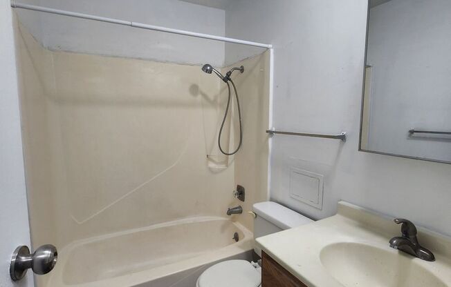 3 beds, 2 baths, $1,195, Unit 1100 3B