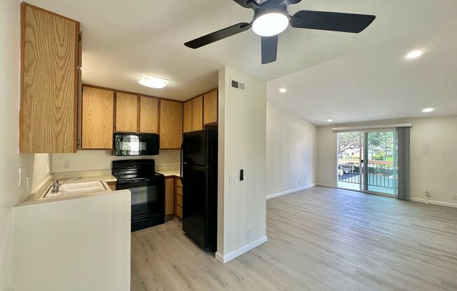 Indulge in coastal living in this beautiful 2bd 1ba Condo located in La Jolla area close to UCSD!