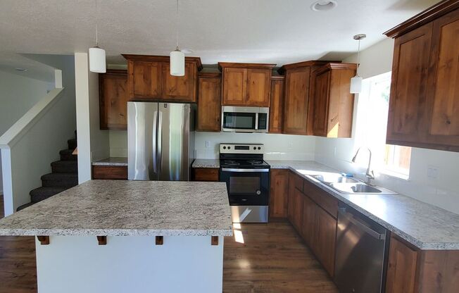Dog Friendly 3bed : 2.5 bath home w/ Garage   50% off first full month of rent with signing of 1 year of lease!