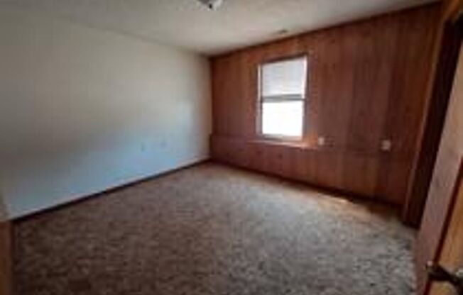 2 beds, 1 bath, $700, Unit 2